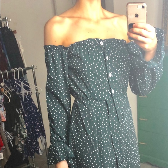 ❌SOLD❌Off Shoulder Green Dress - Picture 4 of 9